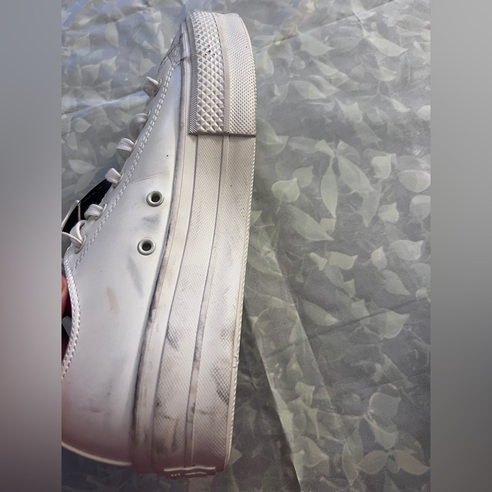 Converse Classic White  Sneakers. Very dirty, needs to be clean . - Picture 2 of 5